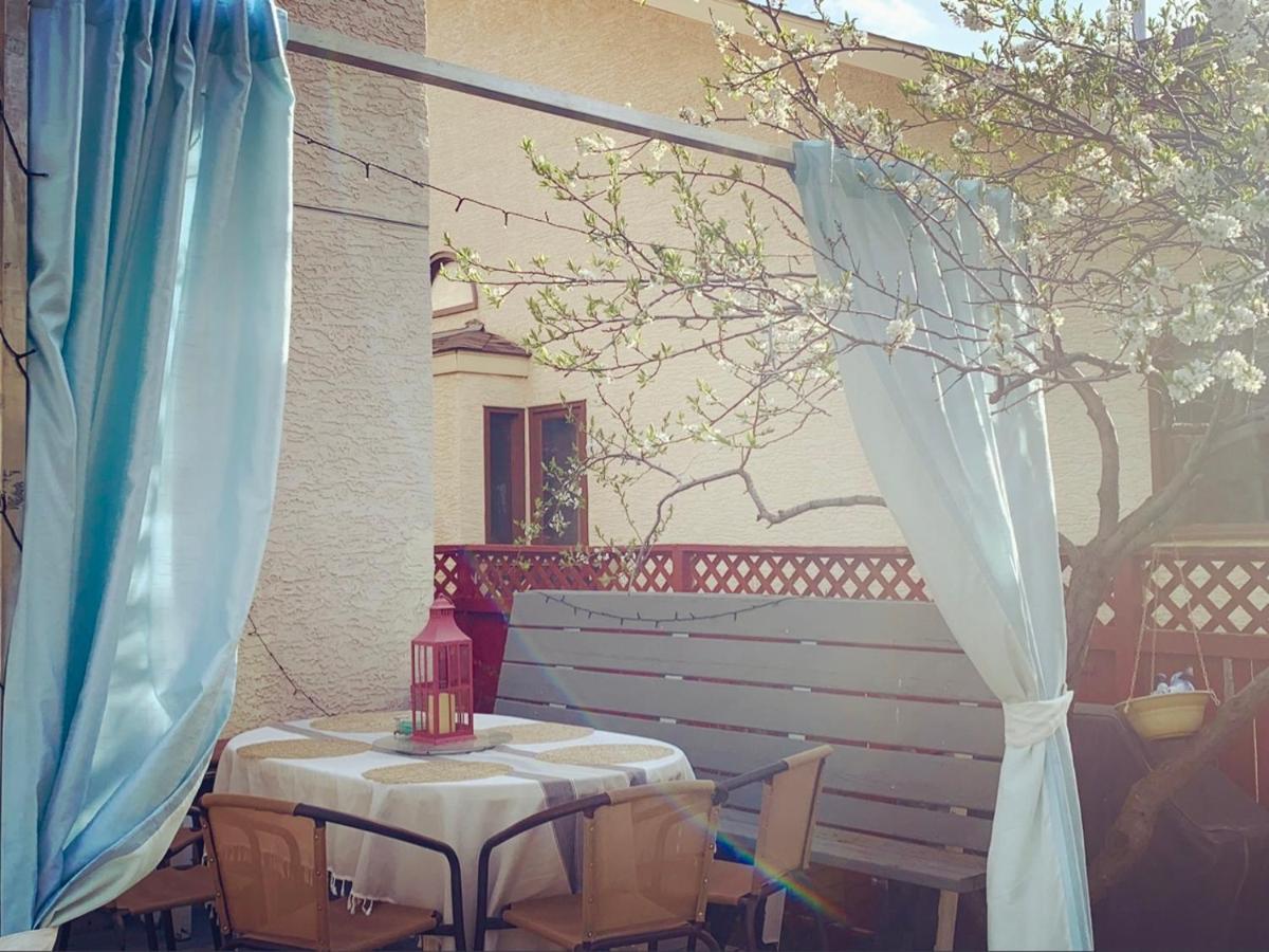Brother Li Homestay Калгари Экстерьер фото