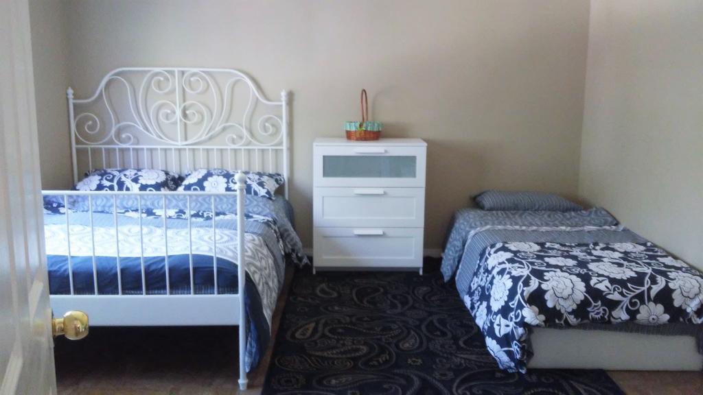 Brother Li Homestay Калгари Экстерьер фото