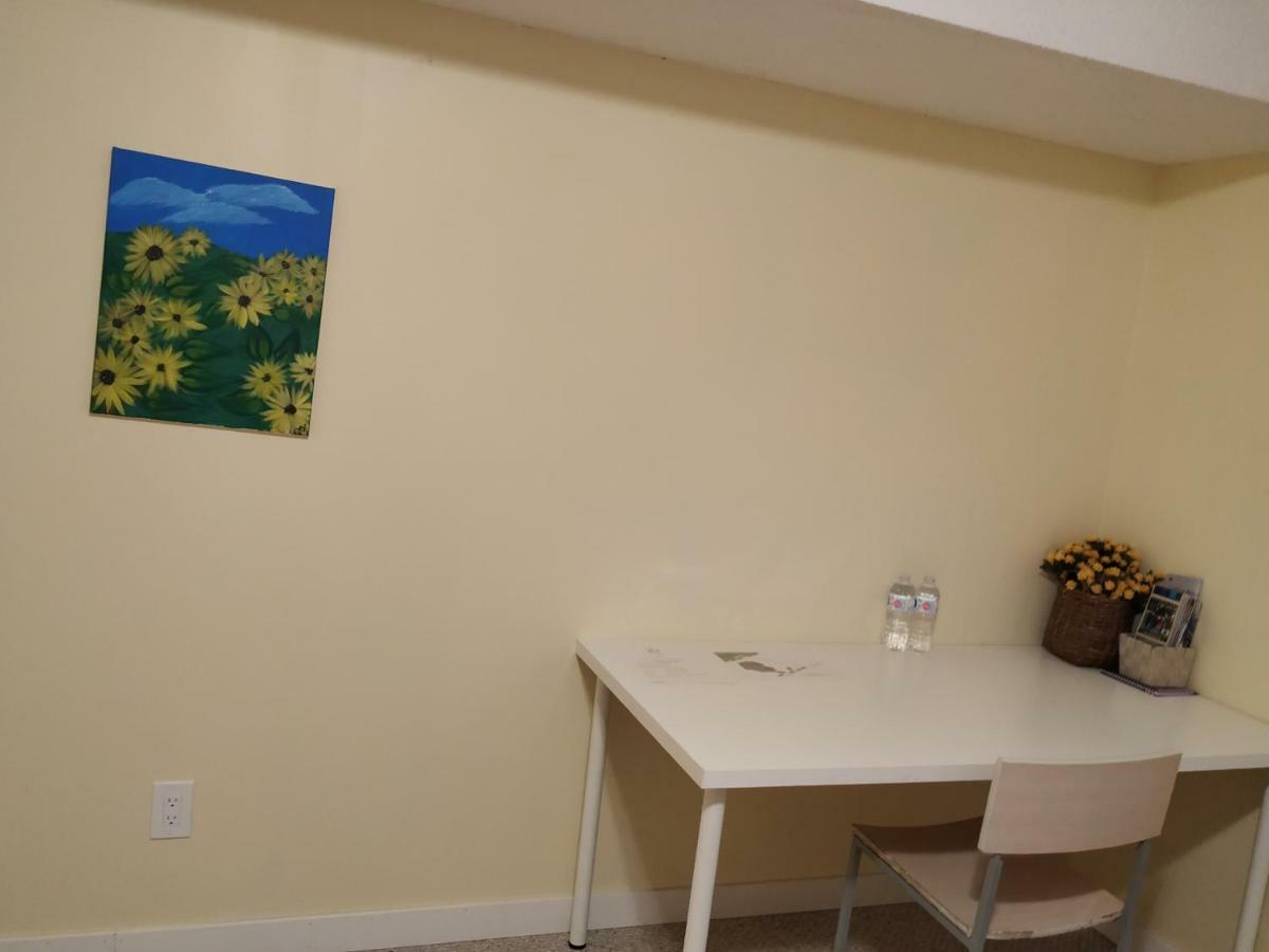 Brother Li Homestay Калгари Экстерьер фото